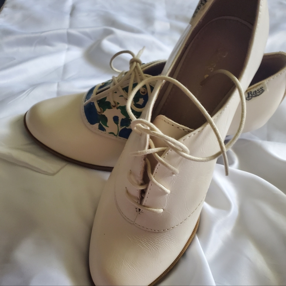 G.H. Bass & Co. White Leather oxford style shoes - Size 8 Removable panel.